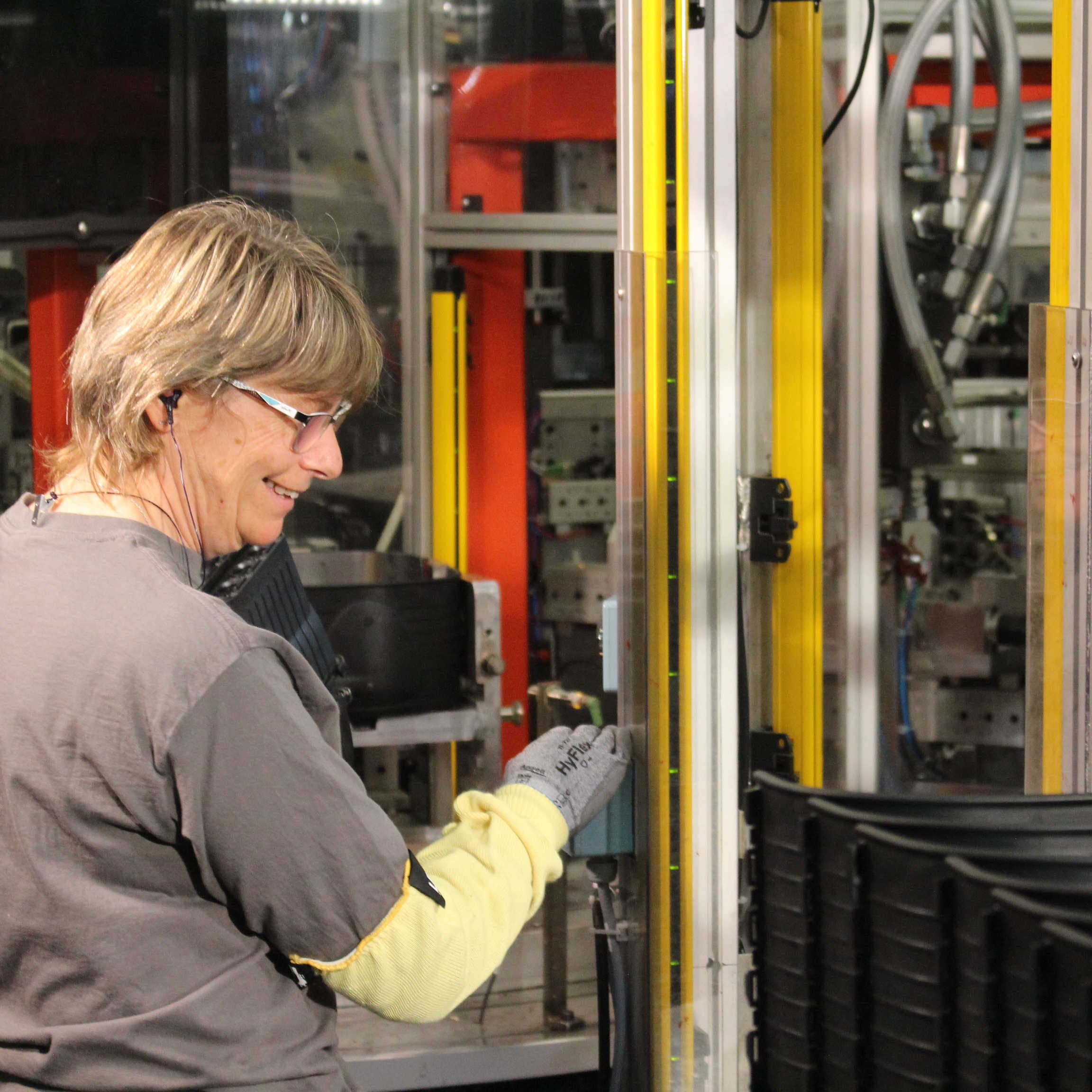 Environnement de travail moderne et polyvalent dans le service de production chez Sermeta.